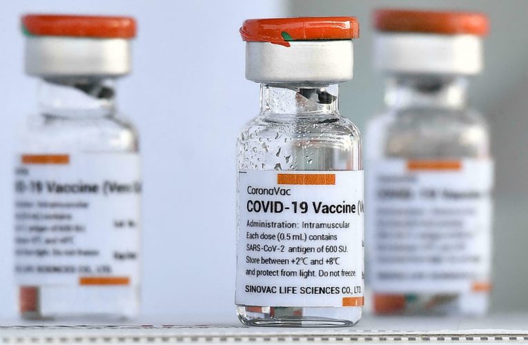 La OMS considera que las vacunas anticovid chinas requieren tres dosis.