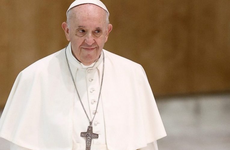Papa Francisco pide un salario universal y la reducción de la jornada laboral.