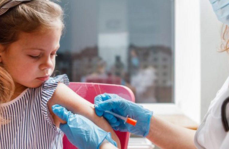 Gobierno estudia la posibilidad de vacunar a menores de 12 años.